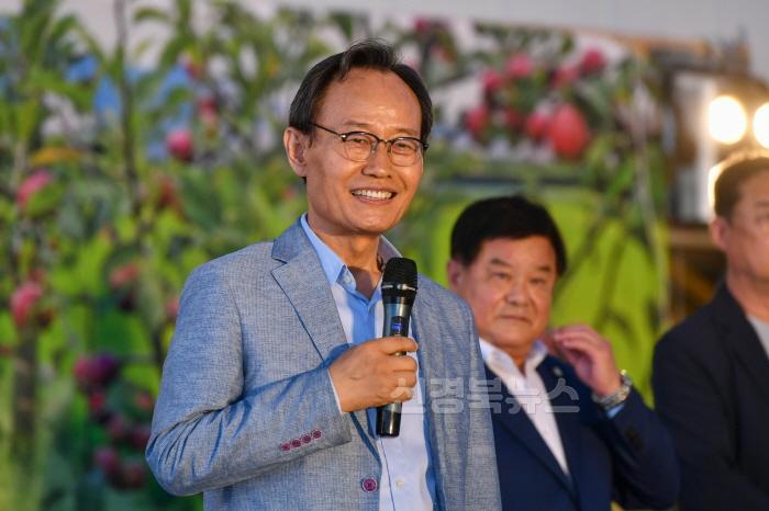 [크기변환]영주-2-3 박남서 영주시장이 _힐링 음악회_ 개최를 축하하고 있다.jpg