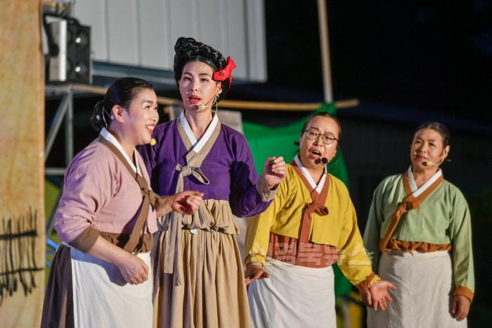 [크기변환]영주-2-2 금계1리 주민들이 _수송 금계주_ 공연을 하고 있다.jpg