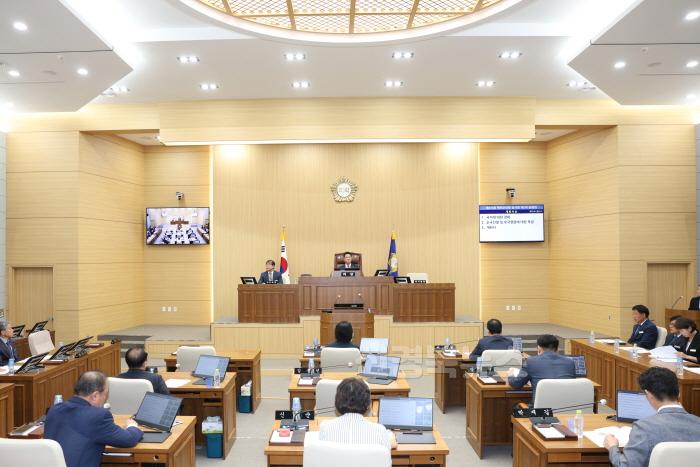 [크기변환]2024 09 02 001 제274회 예천군의회 임시회 제1차 본회의.JPG