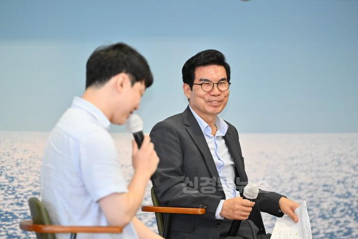[크기변환]1-2_김광열 영덕군수 ‘소통과 공감’, 직원들과 청렴 토코콘서트.jpg