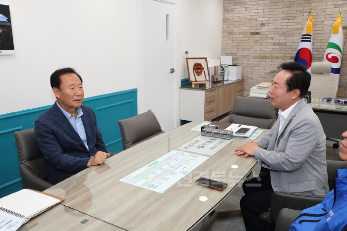 [크기변환]0906 봉화군청  안동시 수해 극복을 위한 성금 전달 (2).JPG