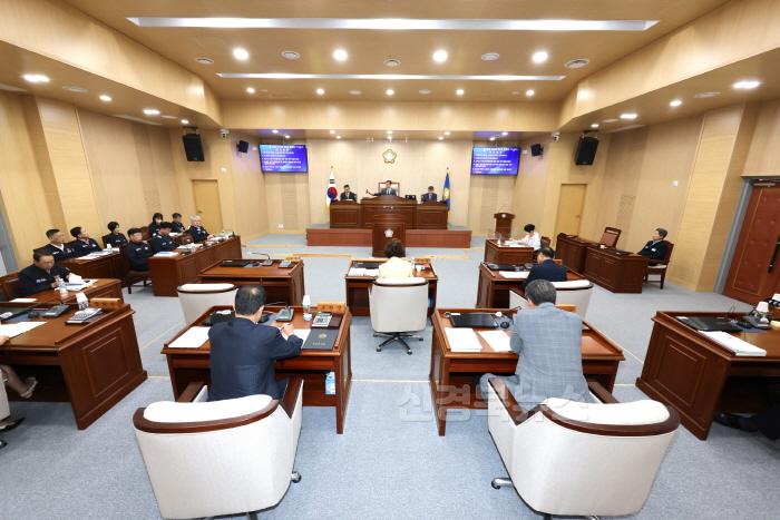 [크기변환]240906보도자료(청송군의회  제274회 임시회 폐회) (3).JPG