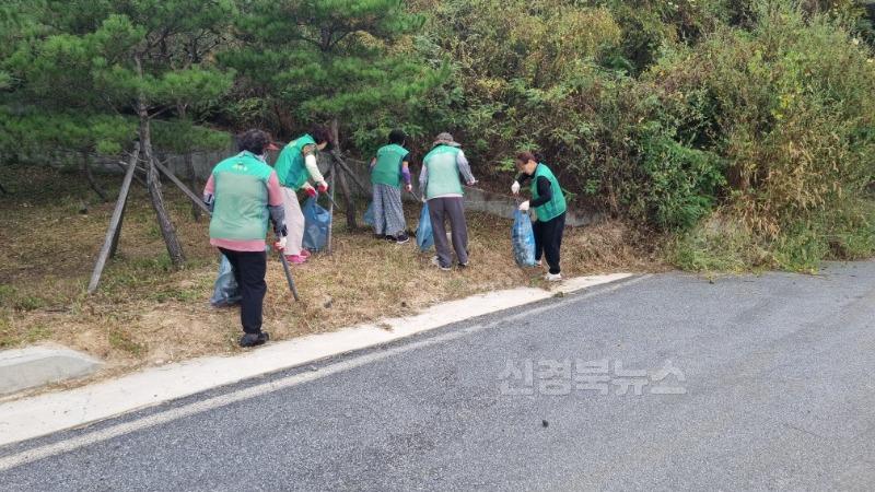 영주-6-2 이산면 도움단체가 추석맞이 환경정비를 펼치고 있다.jpg