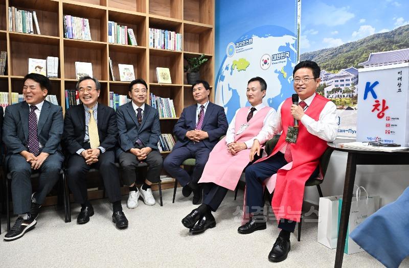 1._k창_해외1호점_현판식4.jpg