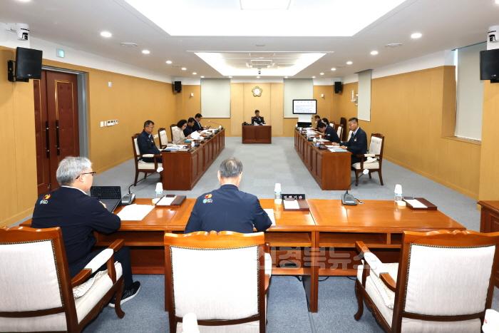 [크기변환]240909보도자료(청송군의회, 2024년 제5차 의원간담회 개최) (1).JPG
