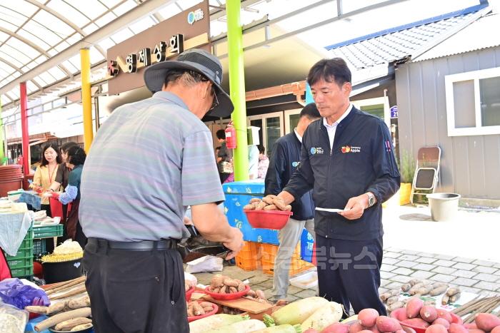 [크기변환]240910보도자료(청송군, 추석명절 전통시장 장보기 행사 실시) (1).jpg