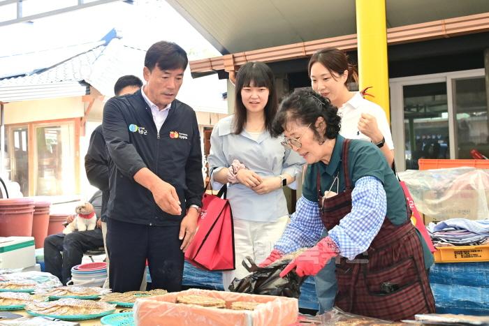 [크기변환]240910보도자료(청송군, 추석명절 전통시장 장보기 행사 실시) (3).jpg