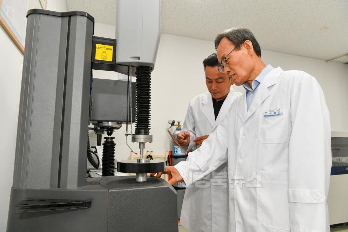 [크기변환]영주-2-2 박남서 영주시장이 경량화소재 강도를 확인하고 있다.jpg