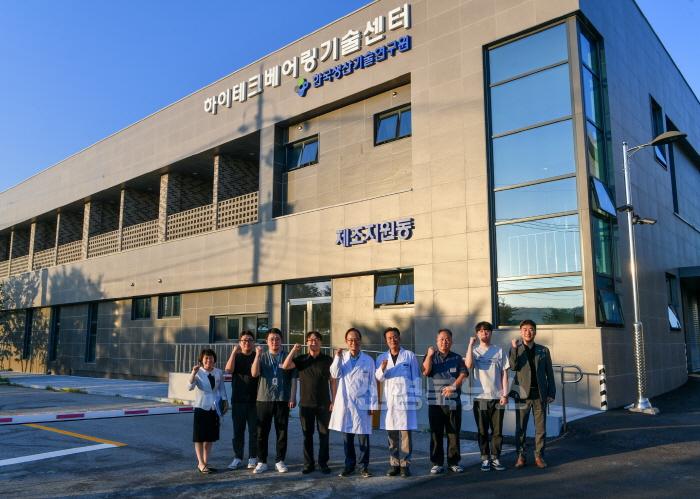 [크기변환]영주-2-3 박남서 영주시장과 연구원들이 제조지원동 앞에서 파이팅을 외치고 있다.jpg