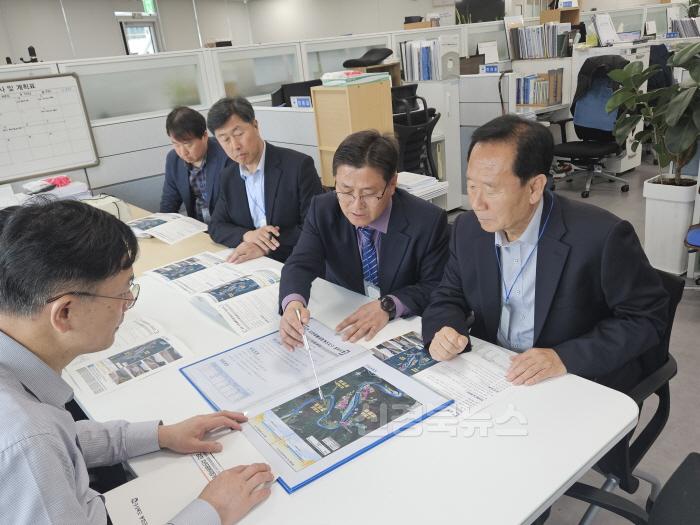 [크기변환]1. (참고사진) 박현국 봉화군수  중앙부처 방문 사진.jpg