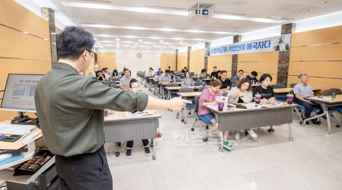 [크기변환][일자리경제과]구미소상공인종합센터에서 소셜미디어마케팅 교육하는 중.jpg