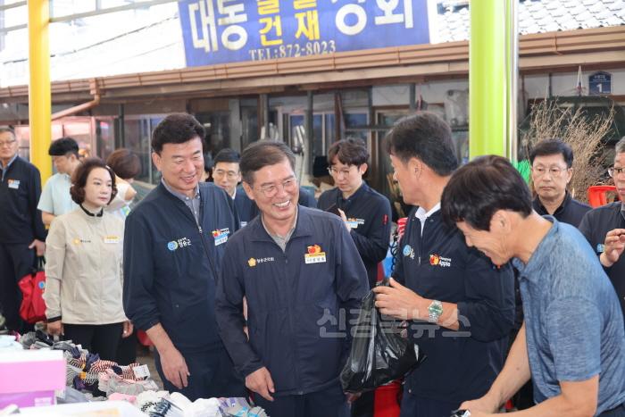 [크기변환]240911보도자료(청송군의회  추석 맞이 전통시장 장보기 행사 참석) (2).JPG