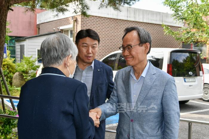 [크기변환]영주-4-2 박남서 영주시장(맨 오른쪽)이 시설 생활자를 격려하고 있다.jpg