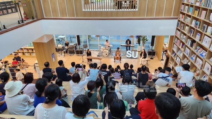 [크기변환](상주시 평생학습원)상주시립도서관, 누적 10만 돌파(한 여름밤의 북캉스_앙상블 수 공연).jpg