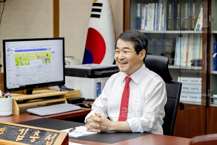 [크기변환]김충섭 김천시장-인사말.jpg