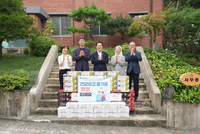 [크기변환]15 [사진] 영천시  추석맞이 사회복지시설 위문품 전달 (3).JPG