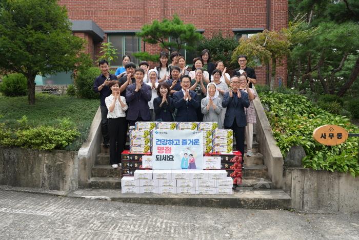 [크기변환]15 [사진] 영천시  추석맞이 사회복지시설 위문품 전달 (1).JPG