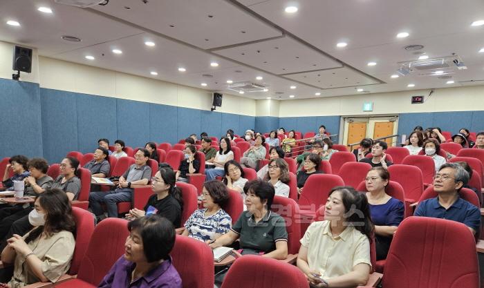 [크기변환]김천시립도서관, 길 위의 인문학 우주와 지구편 성료-시립도서관(사진2).jpg