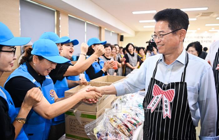 [크기변환]1._2024년_추석맞이_사랑의_온기나눔_릴레이(자원봉사자_현장_격려)1.jpg
