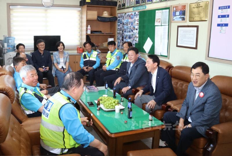 1-2. 개인택시 모범운전자회 방문해 근무자 격려.jpg