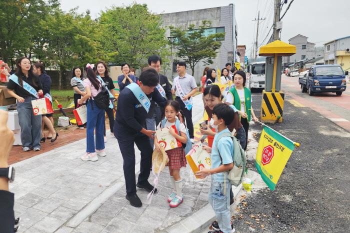 [크기변환]240923보도자료(청송군, 아이먼저 어린이 교통안전 캠페인 실시) (2).jpg