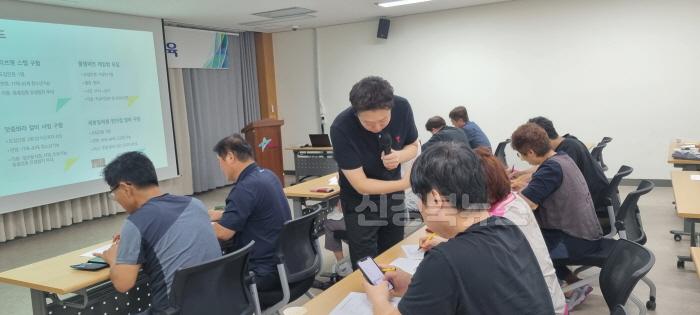 [크기변환]3 [사진] 영천시 청소년 근로환경 개선을 위한 ‘사업주 대상’ 근로권익 교육 성료 (3).jpg