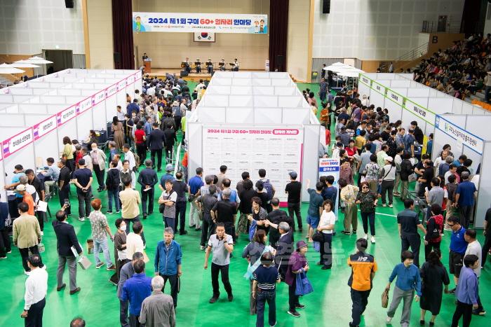 [크기변환][어르신복지과]제1회 구미 60+ 일자리 한마당(행사장전경1).jpg