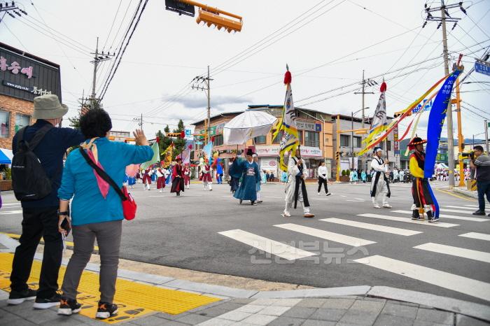 [크기변환]영주-1-2(참고사진)지난해 주세붕 군수 행차 재현 모습.jpg