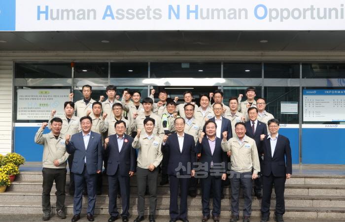 [크기변환]1-1. 한덕수 국무총리를 포함한 방문단이 한호산업 경주공장을 방문해 기업인들과 기념촬영을 하고 있다.(앞줄 왼쪽에서 4번째 강명석 한호산업 공동대표).jpg