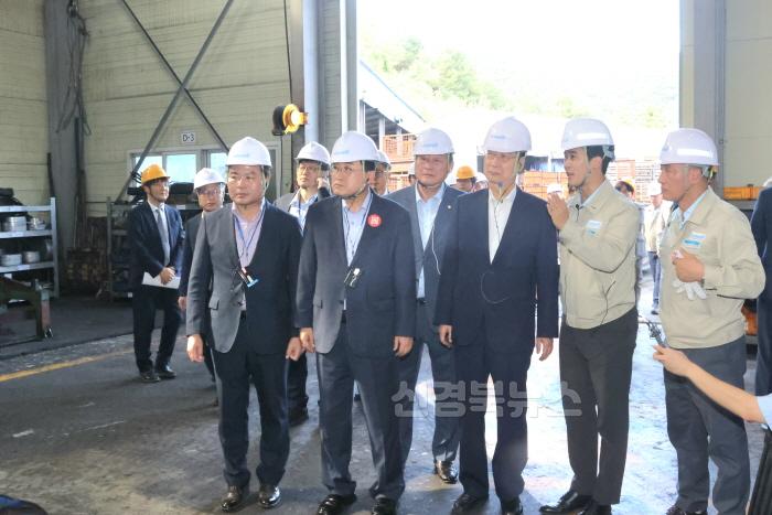 [크기변환]1-2. 한덕수 국무총리를 포함한 방문단이 한호산업 경주공장을 둘러보고 있다 (1).jpg