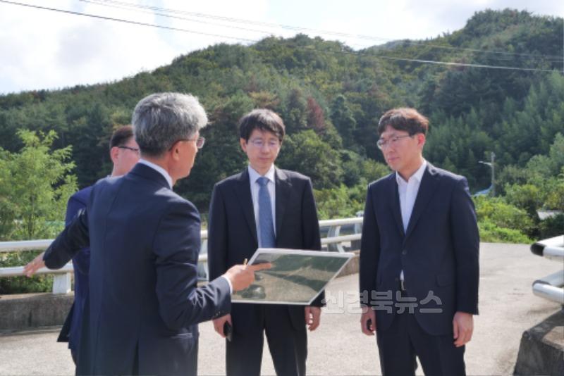 1-1. 경주 도비탄 피해 마을 방문해 현장 브리핑 듣는 박종민 부위원장.JPG