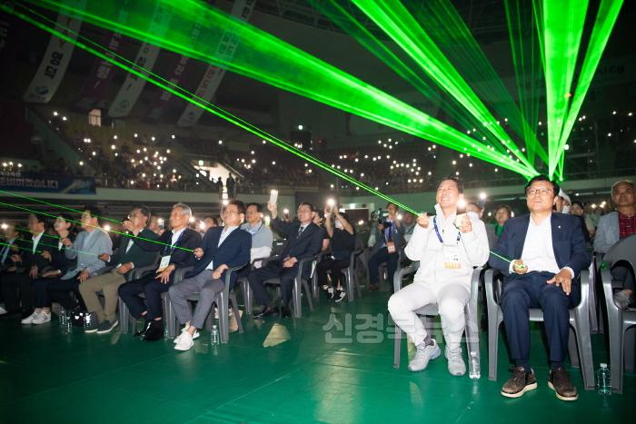 [크기변환][체육진흥과]개회식 성화점화 레이저 연출.jpg
