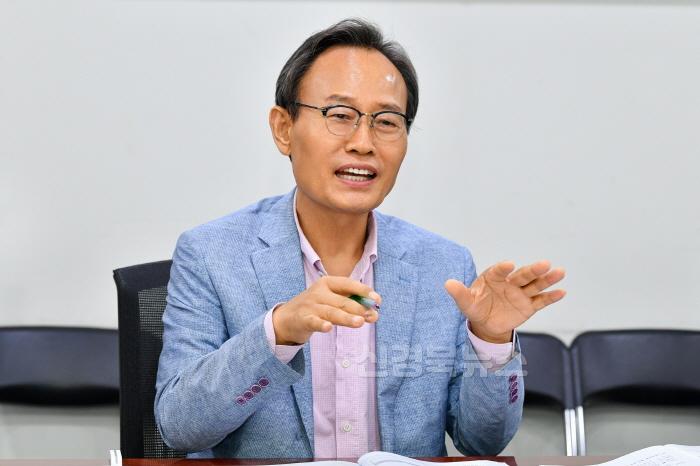 [크기변환]영주-2-1 박남서 영주시장 인터뷰 사진.jpg