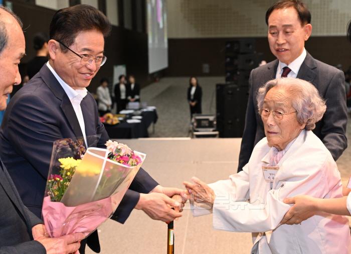 [크기변환]1._노인의_날(청려장).jpg