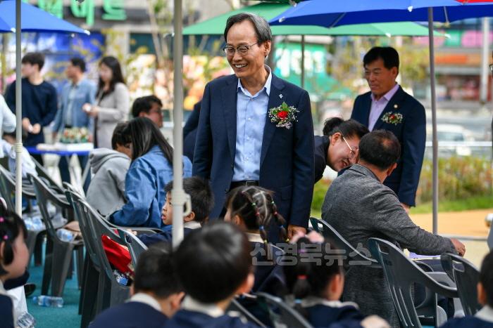 [크기변환]영주-1-6 가흥어린이 테마공원 준공 개장식에서 박남서 영주시장이 어린이를 보면 미소를 짓고 있다.jpg