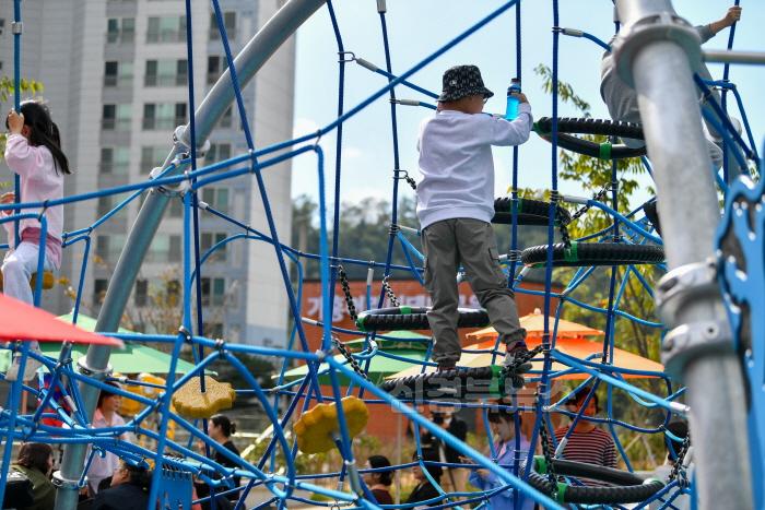 [크기변환]영주-1-6 개장식을 갖고 본격 운영되는 영주시 가흥어린이테마공원 놀이시설을 이용하고 있는 어린이 모습.jpg