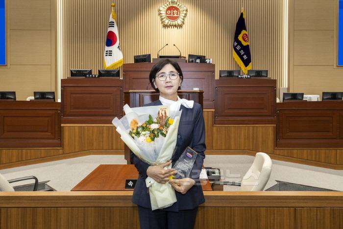 [크기변환]이선희_위원장_수상_사진2.jpg