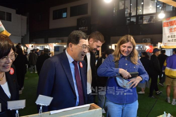 [크기변환]7. 주낙영 시장이 달빛난장(야시장)을 방문해 상인들을 격려하고 있다..jpg