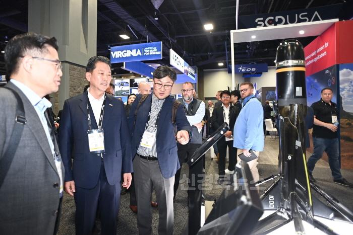 [크기변환][반도체방산과]AUSA 박람회(왼쪽 2번째부터 김장호 구미시장  박홍석 국립금오공과대학교 방산특화개발연구소장).jpg