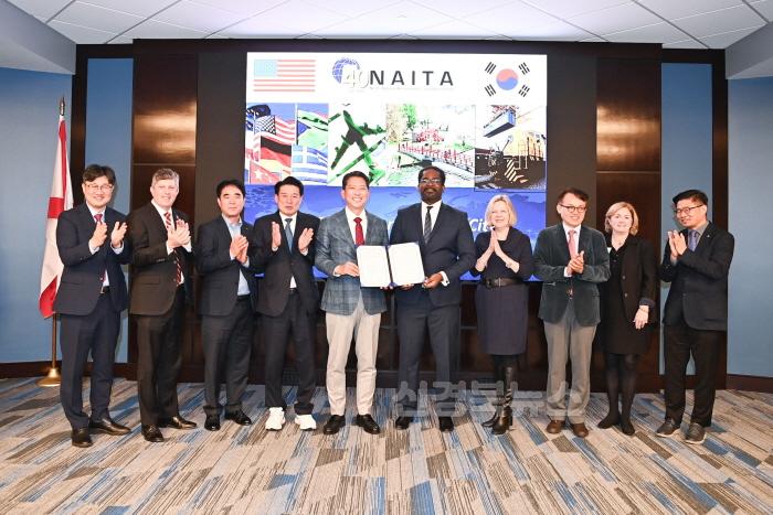 [크기변환][반도체방산과]구미시-NAITA MOU 단체(왼쪽 3번째부터 조동현 구미국제친선협회장  윤재호 상공회의소장  김장호 구미시장  Daryl Davis NAITA회장  Anne Burkett NAITA 이사  문추연 구미전자정보기술원장).jpg