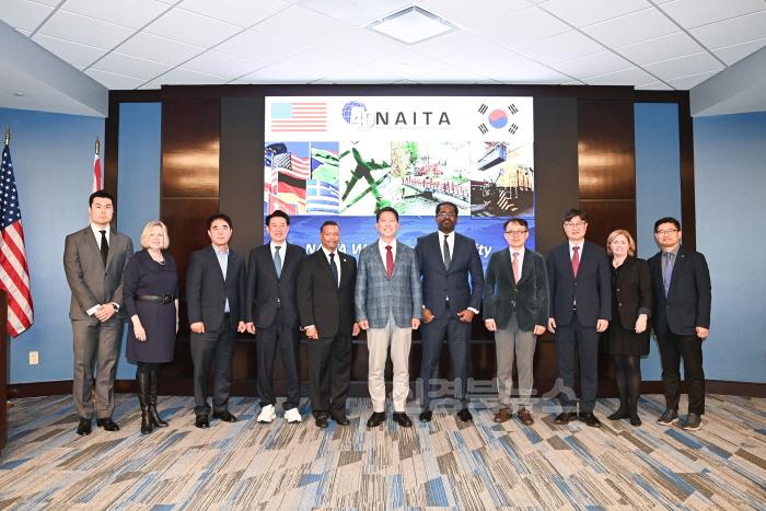 [크기변환][반도체방산과]단체사진(왼쪽 3번째부터 조동현 구미국제친선협회장  윤재호 상공회의소장  Michael Cox 레이시온 헌츠빌 지사 간부  김장호 구미시장  Daryl Davis NAITA 회장  문추연 구미전자정보기술원장).jpg