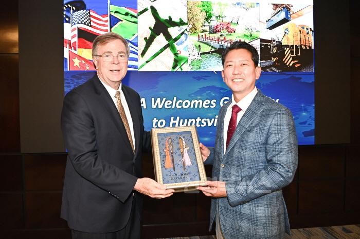 [크기변환][반도체방산과]김장호 구미시장  Tommy Battle 헌츠빌 시장.jpg