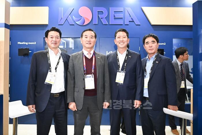 [크기변환][반도체방산과]단체사진(왼쪽부터 윤재호 상공회의소장  최병로 한국방위산업진흥회 상근부회장  김장호 구미시장 조동현 구미국제친선협회장).jpg