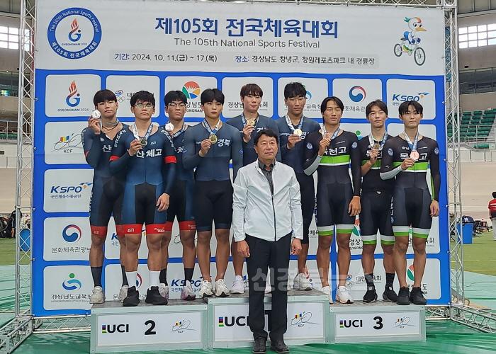 [크기변환]영주-1-3 사이클 단체 스프린트 수상 기념사진(가운데 박준선, 좌측 이규빈, 우측 윤석현).JPG