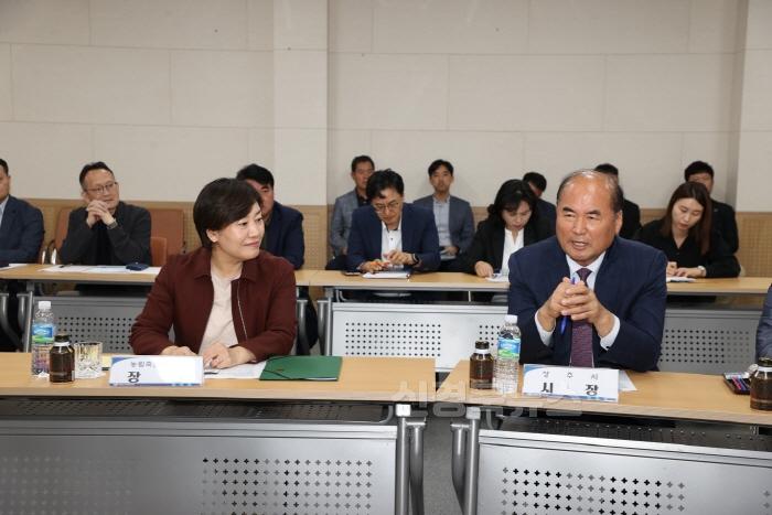 [크기변환](상주시 스마트농업과)송미령 농림축산식품부 장관, 스마트팜 혁신밸리 방문 (1).jpeg