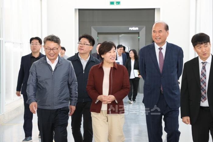 [크기변환](상주시 스마트농업과)송미령 농림축산식품부 장관, 스마트팜 혁신밸리 방문 (3).jpeg