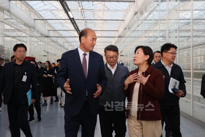 [크기변환](상주시 스마트농업과)송미령 농림축산식품부 장관, 스마트팜 혁신밸리 방문 (2).jpeg