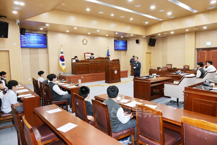 [크기변환]241021보도자료(청송군의회, 제6차 어린이 및 청소년 대상 모의의정 프로그램 실시) (2).JPG