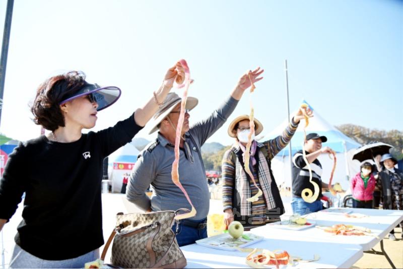 241023보도자료(제18회 청송사과축제 10월 30일~11월 3일, 5일간 개최[지난해축제-사과 올림픽 3종]).JPG