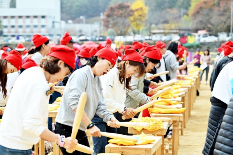 241023보도자료(제18회 청송사과축제 10월 30일~11월 3일, 5일간 개최[지난해축제-꿀잼 사과 난타]).JPG